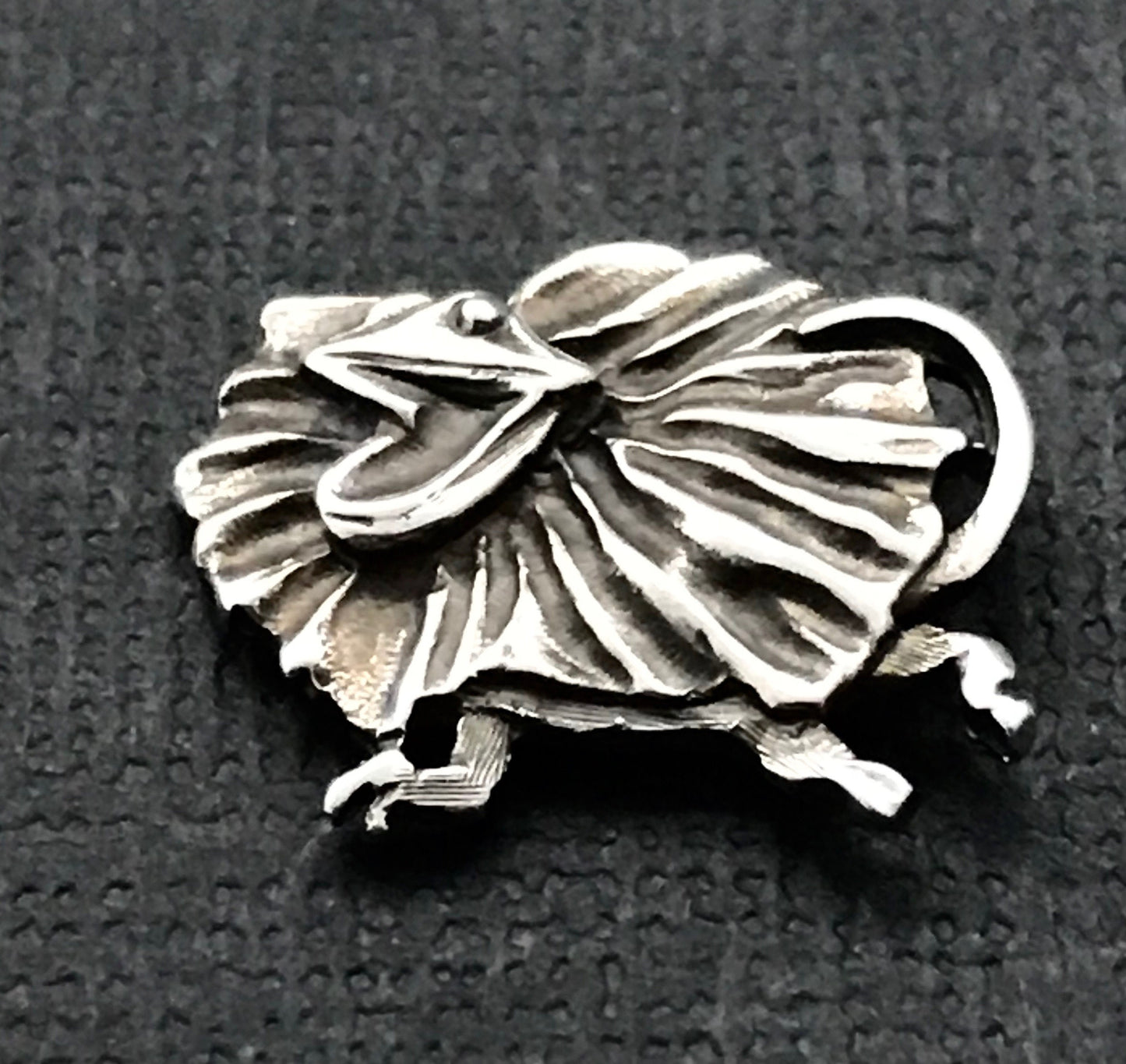 Frilly lizard pin - sterling silver 19mm