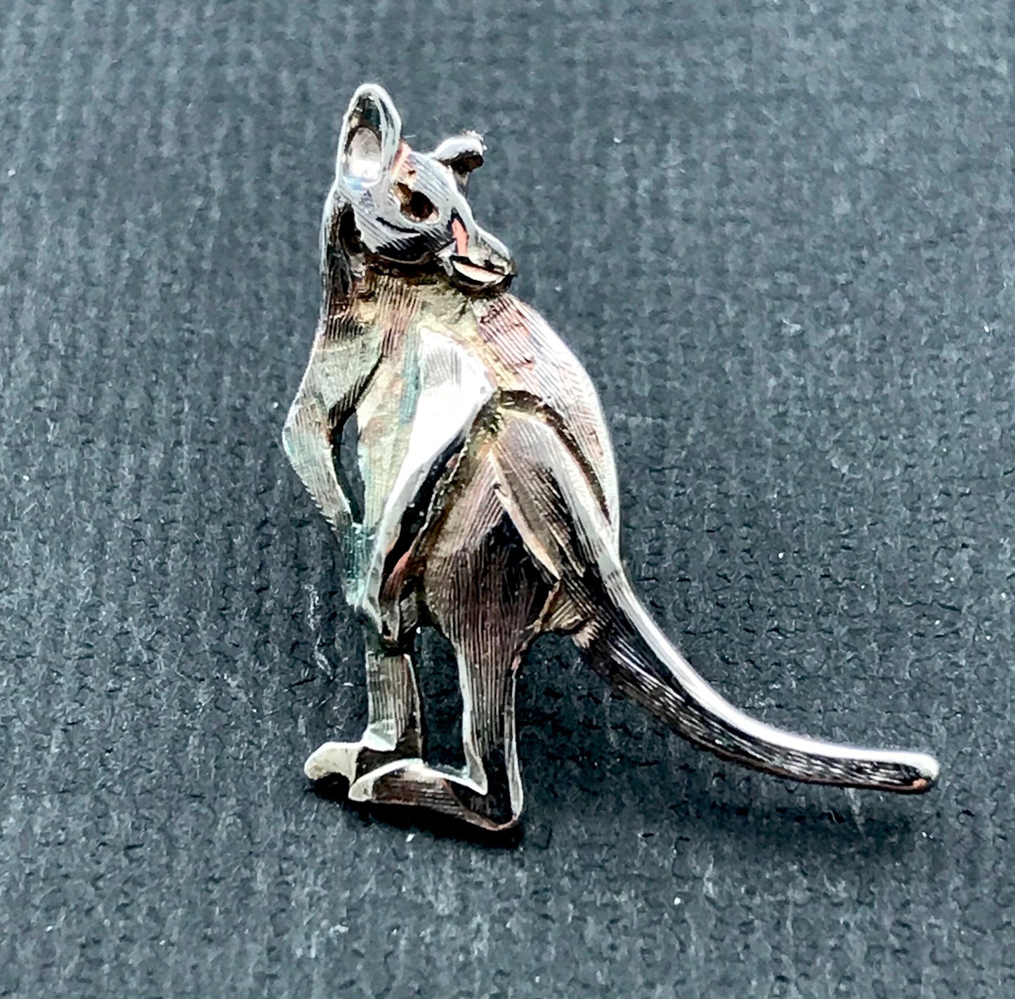 Kangaroo pin - sterling silver 19mm