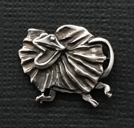 Frilly lizard pin - sterling silver 19mm