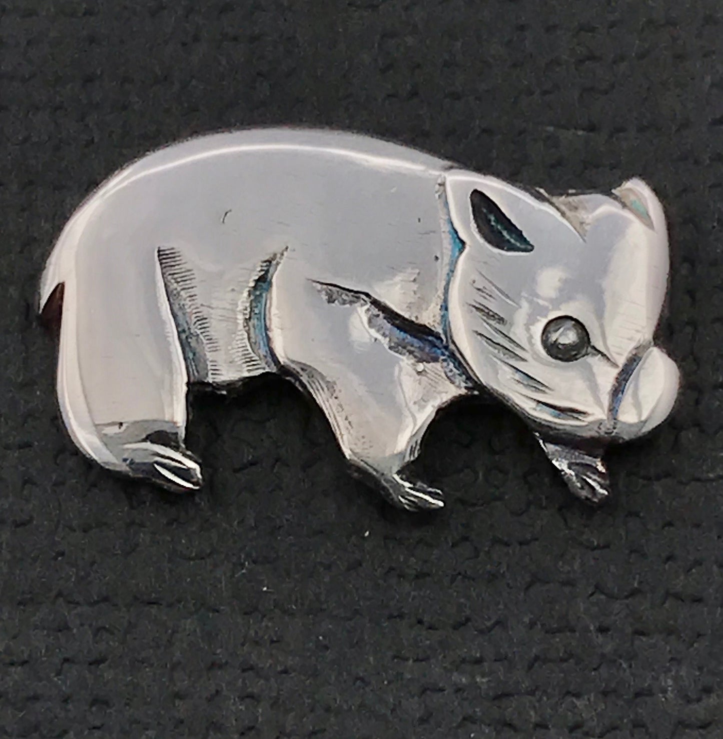 Wombat pin - sterling silver 19mm