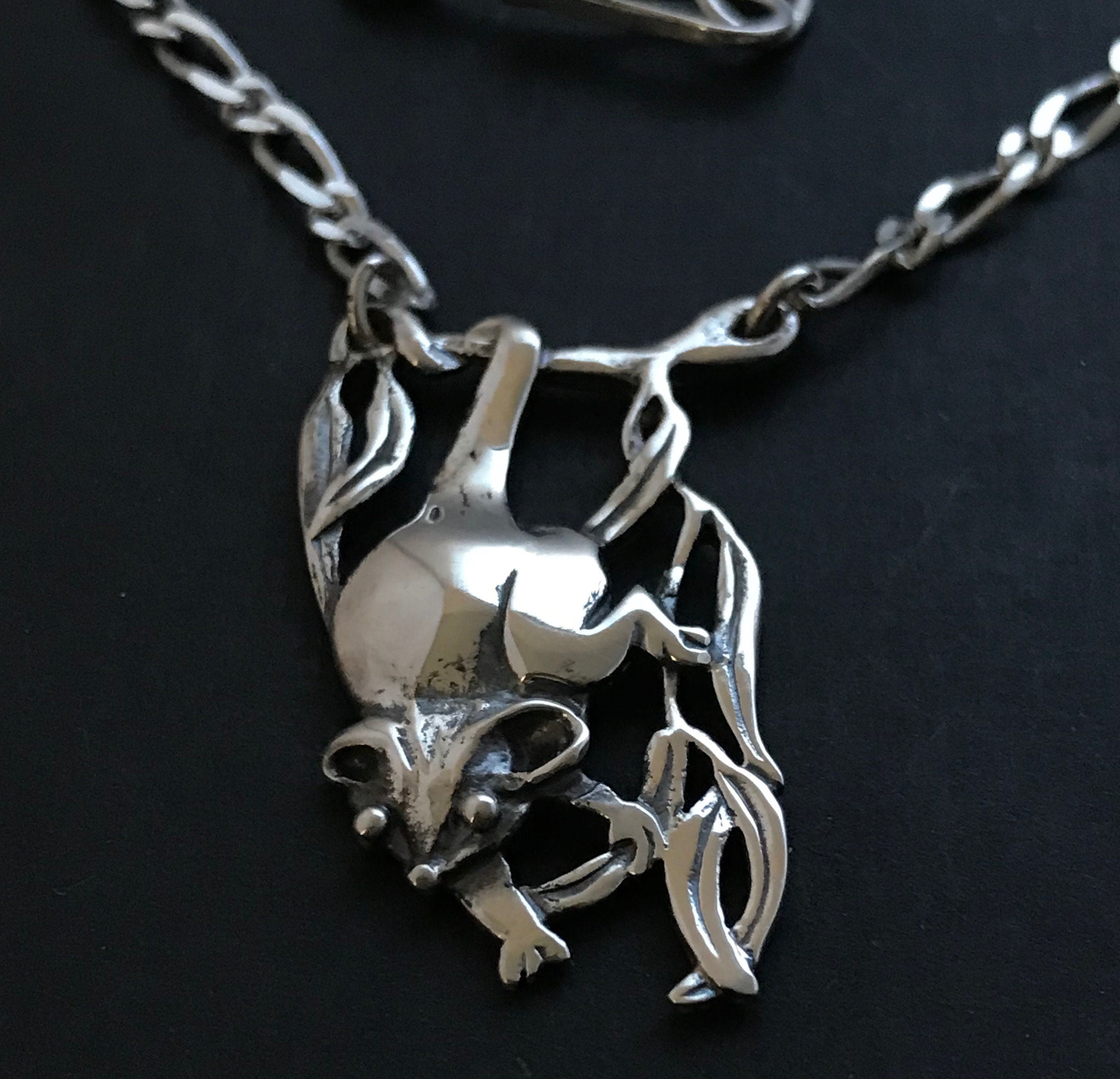 Silver chain pendant deals design