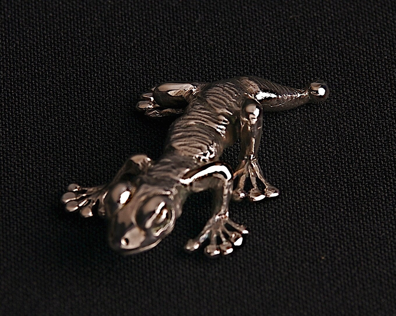 Gecko Brooch - solid sterling silver